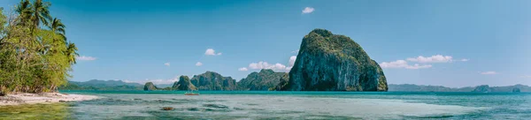 Panorama tropicale scenario di costa con enorme isola rocciosa sullo sfondo. Parco Nazionale Marino El Nido, Palawan, Filippine — Foto Stock