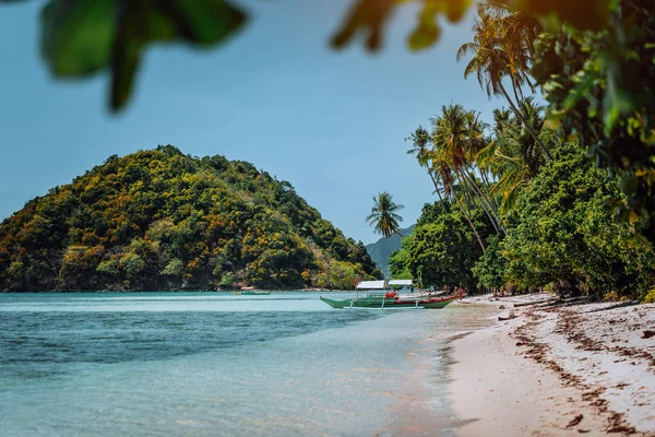 Vacaciones en la hermosa isla tropical, relajarse escapada chill disfrutar del verano en El Nido, isla de Palawan, Filipinas — Foto de Stock