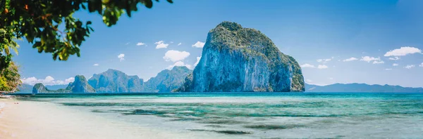 Bay Beach and mountains isles panorama in Palawan Philippines Islands view from turquoise shallow sea at sunny day — стоковое фото