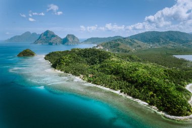 Palawan inanılmaz kıyı şeridi, görkemli kireçtaşı kayalıklar ve El Nido, Filipinler deniz koyu havadan panoramik görünümü