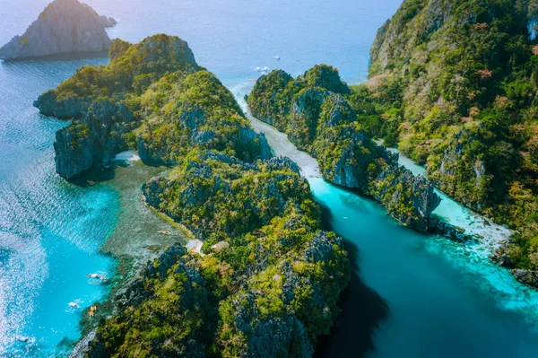 Vista aérea del dron de la gran laguna y majestuosas rocas. Descubre explorar El Nido, Filipinas Palawan. atracción impresionante, viaje, isla saltando — Foto de Stock