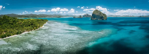 Panorama aereo mozzafiato di acqua di mare turchese, magnifiche scogliere calcaree e costa tropicale n El Nido, Palawan, Filippine — Foto Stock