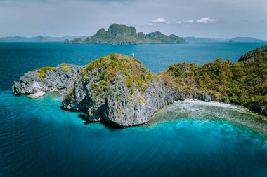 Tropikal cennet epik kireçtaşı Entalula Adası havadan drone panorama resmi. Arka planda Miniloc adası. El Nido, Palawan, Filipinler