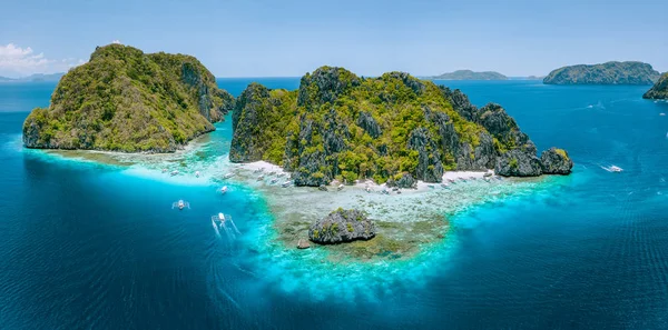 Luchtfoto drone uitzicht op tropische Shimizu eiland steile rotsen en wit zandstrand in blue water El Nido, Palawan, Filippijnen. Toeristische attractie meest prachtige beroemde natuur spot Marine Reserve Park — Stockfoto