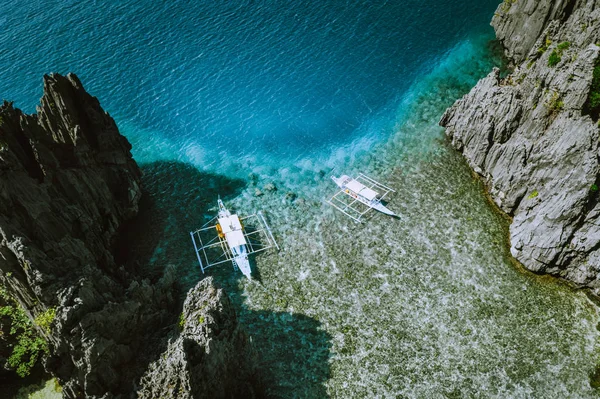 Fotografia aérea das ilhas Filipinas em Palawan. Barcos Banca de manhã águas rasas puras para as rochas — Fotografia de Stock