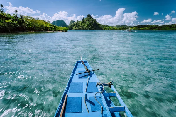 Místní loď Banca na výlet k chráněnému proslulého hadí ostrovu El Nido, turistické lokality Palawan na Filipínách — Stock fotografie