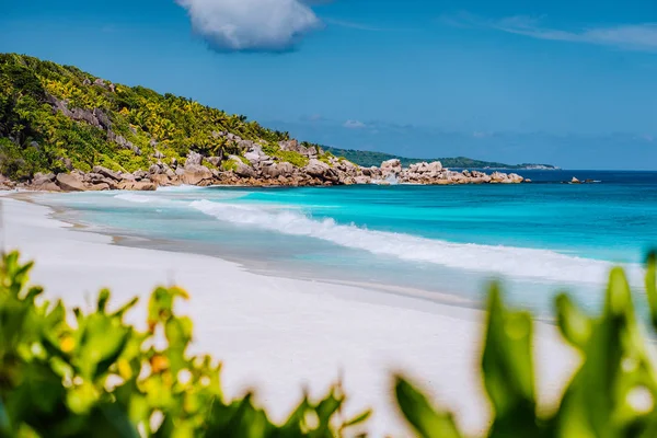 Petite Anse-homokos trópusi paradicsomos strand La Digue a Seychelle-szigeteken. Exkluzív koncepció — Stock Fotó