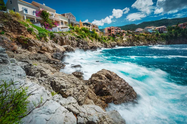 Larga exposición del pintoresco pueblo mediterráneo de Assos, isla de Cefalonia, Grecia. Casas coloridas en la costa rocosa. Vacaciones de verano —  Fotos de Stock