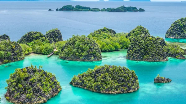 Islas Roca alrededor de Peanemo, Raja Ampat, Papúa Occidental, Indonesia — Foto de Stock