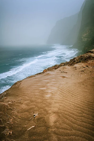 Santo Antao, Kaapverdië-zandduin op de wandelroute van Cruzinha da Garca naar Ponta do Sol. Moody Atlantische kust met oceaan golven — Stockfoto