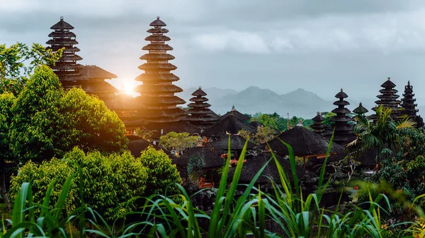 Amazing sunset at Pura Besakih, hindu temple of Bali, Indonesia — Stock Photo, Image