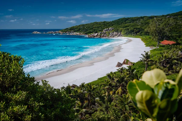 Panoráma kilátás a gyönyörű egzotikus Grand Anse strand a La Digue szigeten Seychelles-szigetek — Stock Fotó