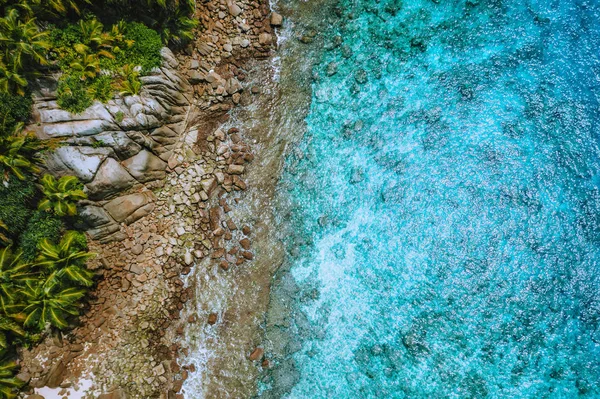 Vista aérea do drone da costa tropical, águas cristalinas do oceano azul-turquesa, rochas de granito bizarras e coqueiros. Conceito de viagem — Fotografia de Stock