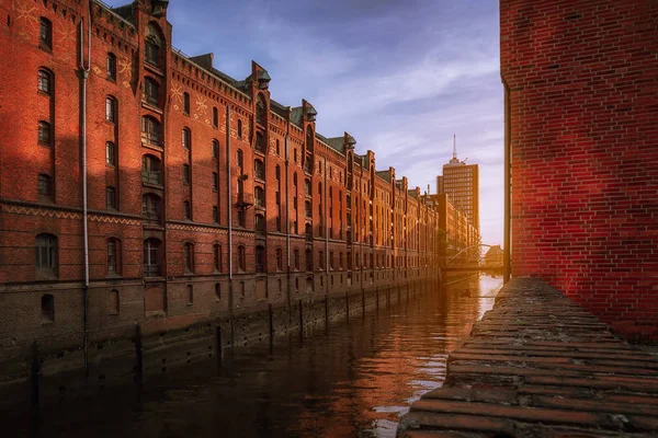 Dzielnica magazynowa Speicherstadt podczas zachodu słońca w Hamburgu, Niemcy. Stare ceglane budynki dzielnicy HafenCity. Dziedzictwo UNESCO — Zdjęcie stockowe