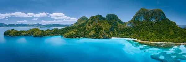 Vista panorámica del dron aéreo de la isla tropical deshabitada con montañas escarpadas, selva tropical, playas de arena rodeadas de océano azul — Foto de Stock