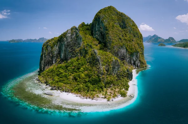 El Nido, Palawan, Philippines. Aerial drone above shot of impressive Pinagbuyutan Island. Amazing white sand Ipil beach with turquoise blue water around — Stock Photo, Image