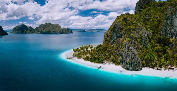 El Nido, Palawan, Filipinler. Pinagbuyutan Adası'nda bulunan Ipil plajının havadan çekilen drone çekimi. İnanılmaz beyaz kum, hindistan cevizi palmiye ağaçları ve turkuaz maviokyanus suyu