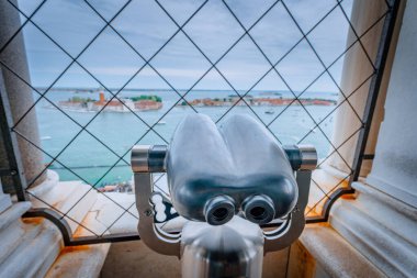 İtalya 'nın Venedik Saat Kulesi' nde dürbünler. Arka planda Chiesa di San Giorgio Maggiore var. Seyahat, tatil ve turizm konsepti