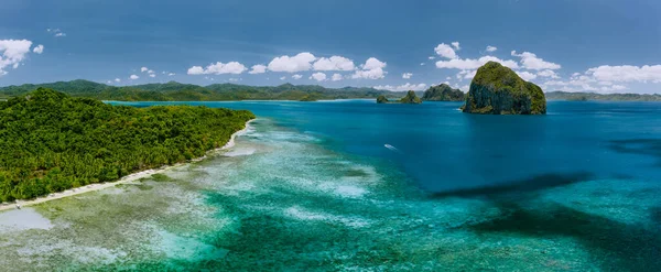 Panoramic aerial view of Bacuit archipelago. Pinagbuyutan island and El Nido mainland. Palawan, Philippines — Stockfoto