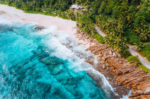 Vista aérea da praia de sonho tropical Anse Bazarca, ilha Mahe, Seychelles. Areia branca em pó, água azul, vegetação exuberante, pedras de granito — Fotografia de Stock