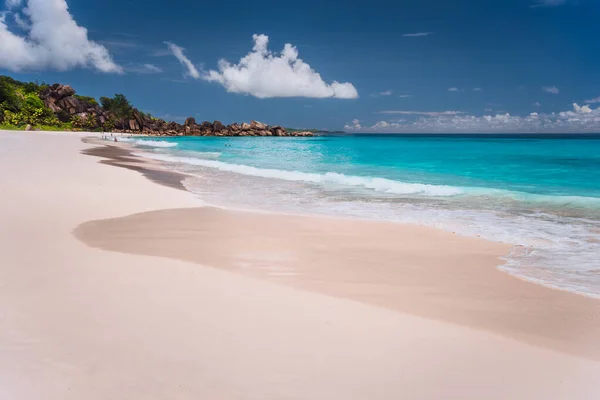 Nagy Anse. Hosszú homokos strand türkiz kék óceán lagúna, La Digue sziget, Seychelles — Stock Fotó