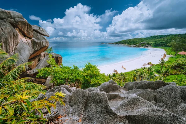 Grand Anse spiaggia dal punto di vista. Isola di La Digue, Seychelles — Foto Stock