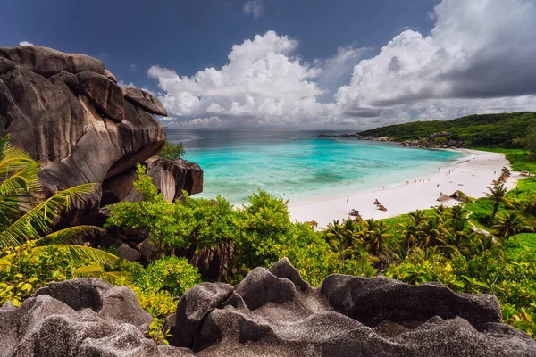Grand Anse strand esős felhőkkel. La Digue-sziget, Seychelles — Stock Fotó