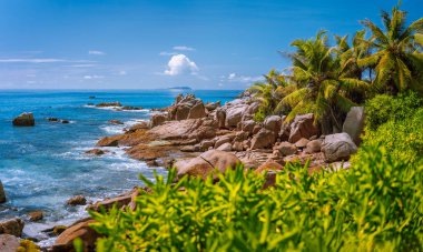 La Digue, Seyşeller. Granit kayalar ve hindistan cevizi palmiyeleri olan plaj gibi tropik egzotik bir cennet.