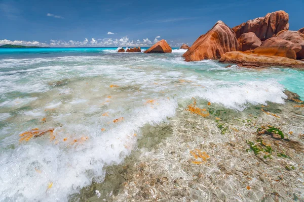 Anse Cocos la Digue, Seychelles. Secluded Tropical paradise Beach. Onda bianca rotolamento verso il costo — Foto Stock