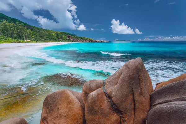 Grand Anse na wyspie La Digue na Seszelach. Długi egzotyczny raj jak plaża z błękitną laguną i białymi falami — Zdjęcie stockowe