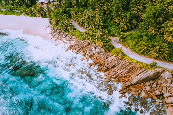 Vista aérea da bela praia isolada na ilha de Mahe em Seychelles — Fotografia de Stock