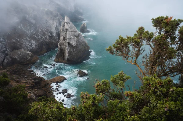 Eenzame rots aan de ruige Atlantische Oceaan kust in Sintra, Portugal — Stockfoto