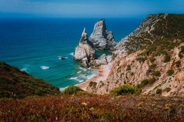Praia Da Ursa Sahili, Sintra, Portekiz 'deki gerçeküstü ve tuhaf kayalar. Akşamın altın gün batımında yükselen uçurumlar. Portekiz 'de Cabo Da Roca yakınlarında Atlantik kıyısında.