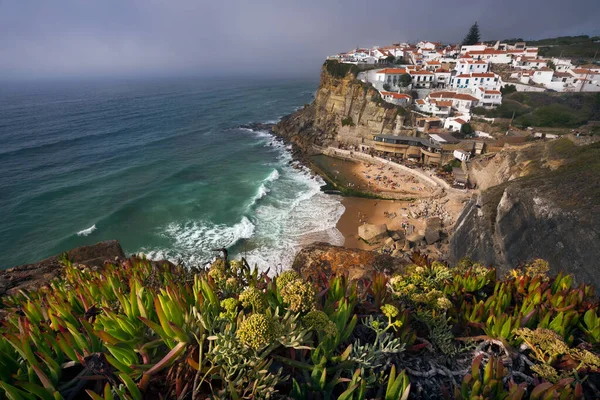 그림 같이 아름다운 마을 아 제 나스 가 마르 에서 일몰을 볼 수있는 꿈을 꾸고 있는데, 그 밑 절벽 과 해변 가장자리에 백악으로 된 집들이 있다. 포르투갈, 유럽, 시트라의 랜드마크 — 스톡 사진