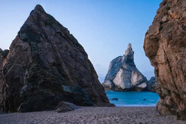 Epic Ursa Beach, Синтра, Португалия. Горная порода достигает пиков в вечернем мягком закате. Атлантический океан — стоковое фото