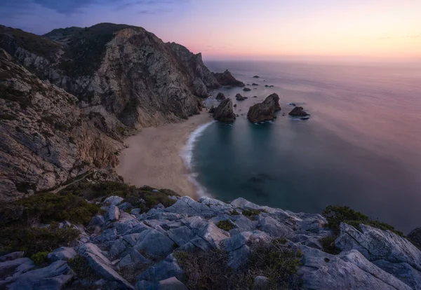 유럽, 포르투갈, 대서양 연안에 있는 카보 다 로카 근처에 있는 초현실적 인 프라 이아 다 우르 사 해변의 석양 — 스톡 사진
