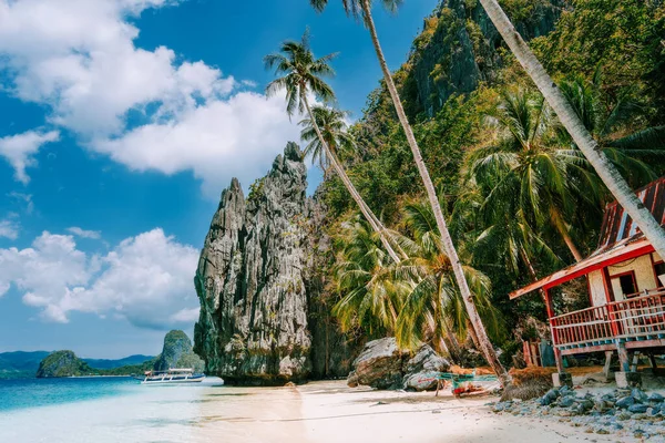 Filippinerna natursköna, Palawan - El Nido ön hopping tour vy över Karst Pinagbuyutan Island, klippor och öde hus — Stockfoto
