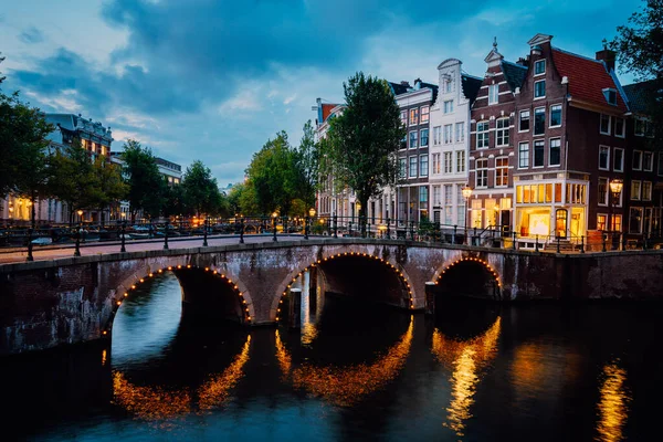 Vista nocturna de la ciudad del canal de Ámsterdam Herengracht, casas holandesas típicas en luces del atardecer, Holanda, Países Bajos — Foto de Stock