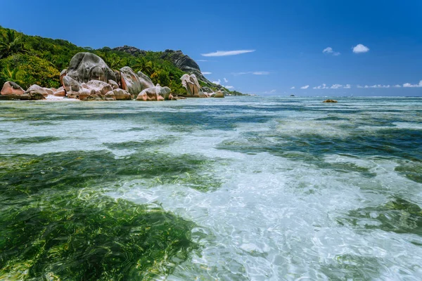 Anse Source dArgent - Paradis plage tropicale. Lagune peu profonde à marée basse, rochers de granit et palmiers. Île de La Digue, Seychelles — Photo
