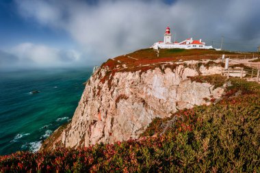 Cabo da Roca Deniz Feneri, güneş ışığı ve güzel bulutlar. Avrupa anakarasının en batı noktası, Sintra, Portekiz