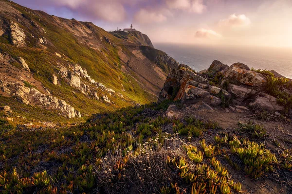 Cabo da Roca Maják na slunci a krásné pobřežní kopci scenérie. Nejzápadnější bod kontinentální Evropy, Sintra, Portugalsko — Stock fotografie
