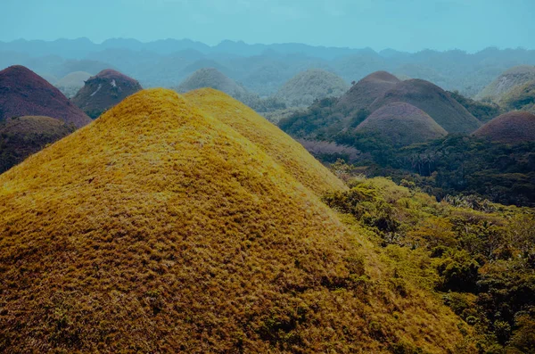 Colline di cioccolato a Bohol, alcune nuvole sullo sfondo, Filippine — Foto Stock