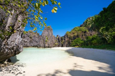 Sabah vakti El Nido, Palawan, Filipinler 'de gizli plaj