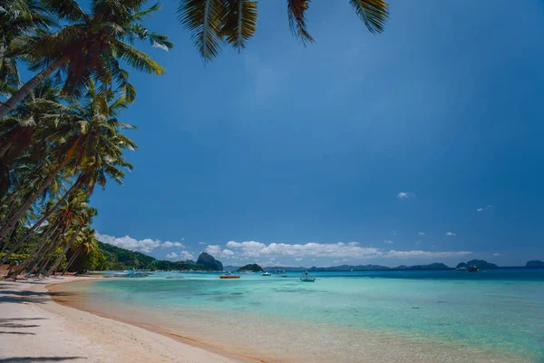 El Nido, Palawan, Filipíny. Pobřeží pláže. Mělká laguna, písečná pláž s palmami. Koncept cestování a dovolené — Stock fotografie