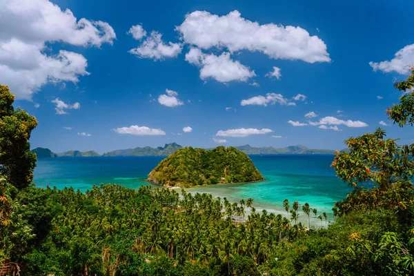 Paisaje tropical del archipiélago bacuit con palmeras, isla y laguna azul. El Nido, Palawan, Filipinas — Foto de Stock