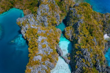 Turkuaz büyük ve küçük göl ve kireç taşından uçurumların yukarıdan görünüşü. El Nido, Palawan, Filipinlerdeki Deniz Ulusal Rezervi