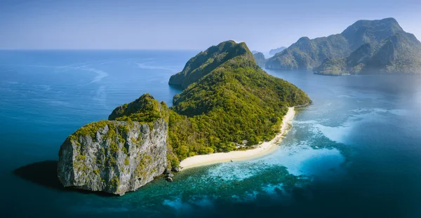 El Nido, Palawan, Filipinler 'deki Bacuit Körfezi' ndeki Helikopter Adası 'nın insansız hava aracı görüntüsü gün doğumuyla aydınlanır.