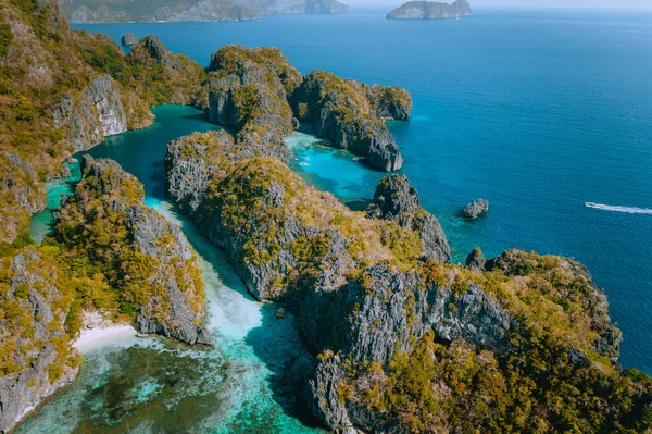 Aerial drone view of a beautiful tropical blue lagoon surrounded by jagged limestone cliffs. Miniloc Island, El Nido, Palawan, Philippines — Stock Photo, Image