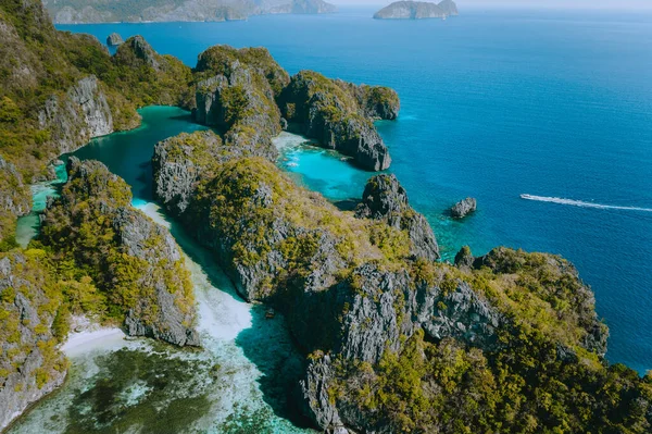 Aerial view of a unique blue lagoon surrounded by jagged limestone cliffs located on tropical Miniloc Island, El Nido, Palawan, Philippines — Stock Photo, Image