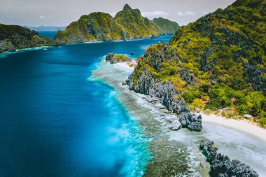 Limonlu kireç taşı karst dağlarının gökyüzü manzarası ada turu turu için Picoresk takımadaları. El Nido, Palawan, Filipinler
